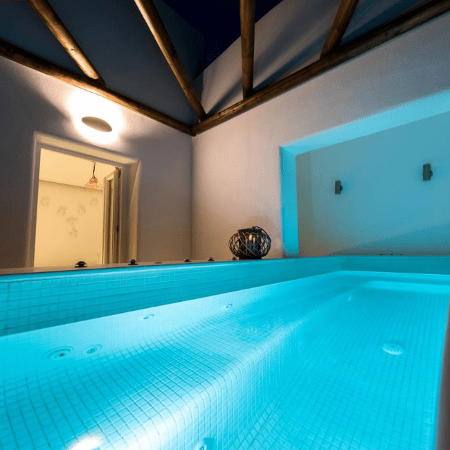 Emerald Suites Suite with Hot Tub (5)